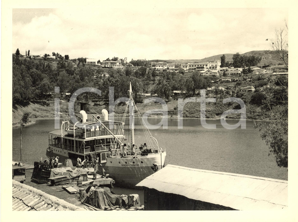 1948 CONGO BELGE COSTERMANSVILLE / BUKAVU Vapeur "Général Tombeur" Photo 24x18  Fotografia d'epoca, che reca al verso la didascalia originale.FOTOGRAFO: C. Eeman - CongopresseCONDIZIONI: GFORMATO: 24x18 cm     originale e autentica 1
