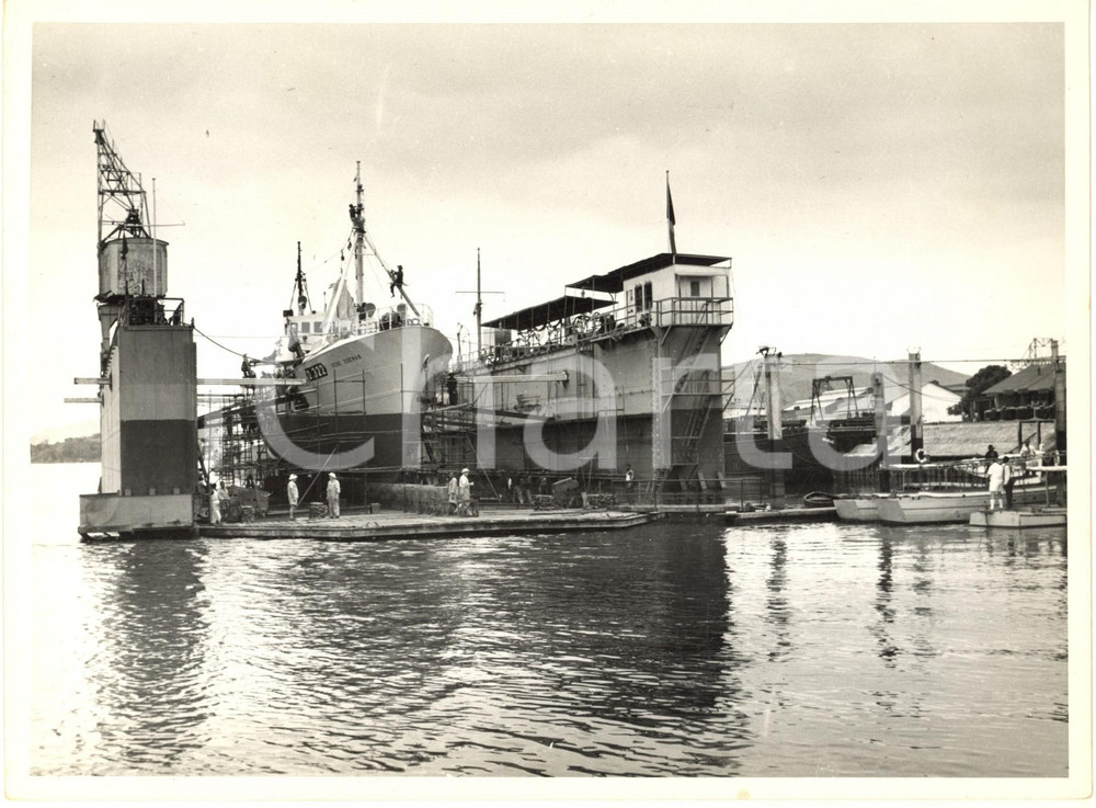 1960 ca CONGO BELGE Port Maritime de Boma - Dock flottant - Photo 24x18 cm  Fotografia d'epoca, che reca al verso la didascalia originale.FOTOGRAFO: J. Warnimont - CongopresseCONDIZIONI: G (ma lievi piegature marginali)FORMATO: 24x18 cm     originale e autentica 1