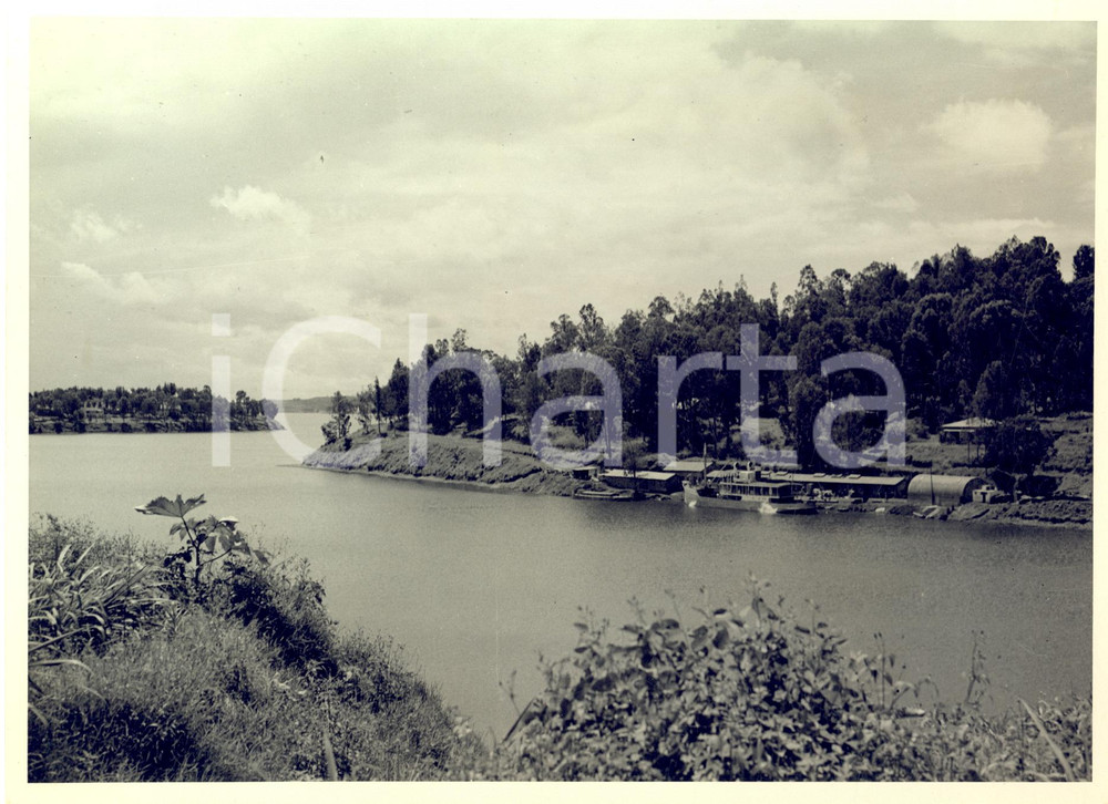 1950 ca CONGO BELGE COSTERMANSVILLE / BUKAVU Vue de l'accostage - Photo 24x18  Fotografia d'epoca, che reca al verso la didascalia originale.FOTOGRAFO: C. Eeman - CongopresseCONDIZIONI: FAIR (lievi graffi superficiali e piegature al lato destro)FORMATO: 24x18 cm     originale e autentica 1