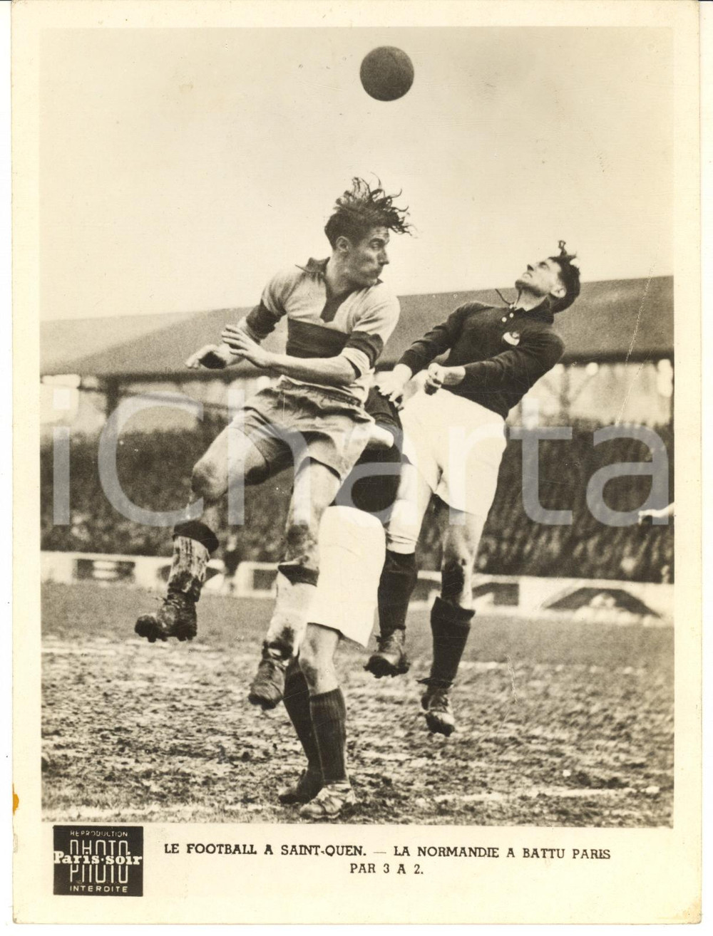 1950 ca SAINT-OUEN (FRANCE) FOOTBALL Normandie bat Paris 3-2 - Photo 15x20 cm  Fotografia d'epoca, dell'agenzia Paris-Soir.CONDIZIONI: G (ma minime sbrecciature e macchie marginali; lievi difetti di stampa)FORMATO: 15x20 cm     originale e autentica 1