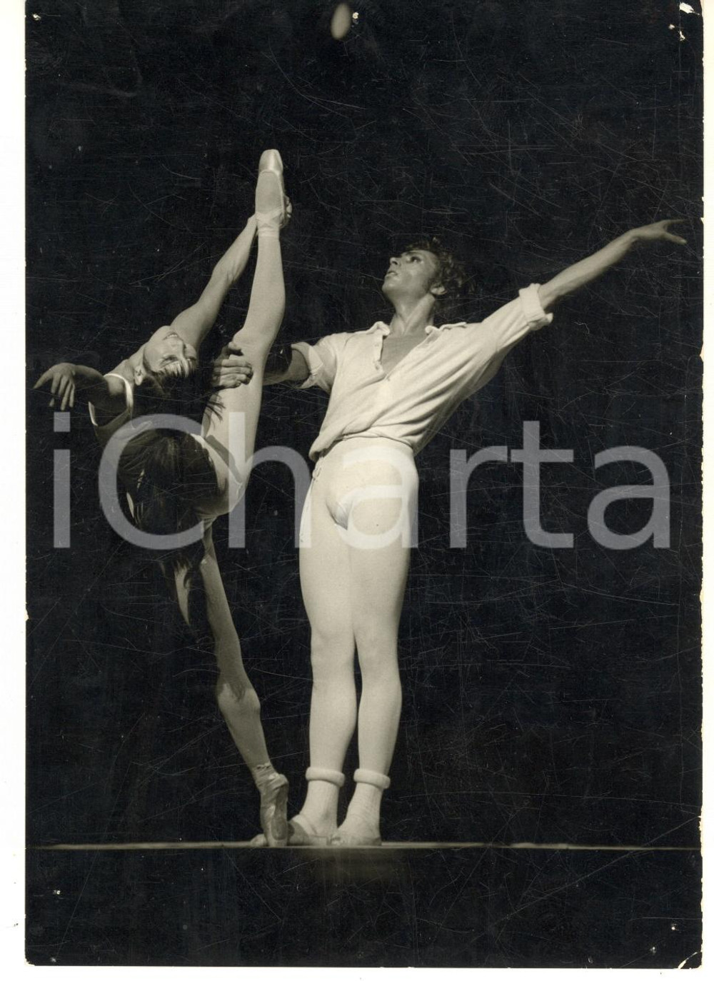 1960 ca BRUXELLES Ballets Modernes - Deux danseurs - Photo VERHASSEL 13x18 cm  Fotografia d'epoca, con timbro del fotografo al verso.FOTOGRAFO: Studio Verhassel - BruxellesCONDIZIONI: FAIR (fori di affissione, lievi graffi e piegatura all'angolo inferiore destro)FORMATO: 13x18 cm     originale e autentica 1
