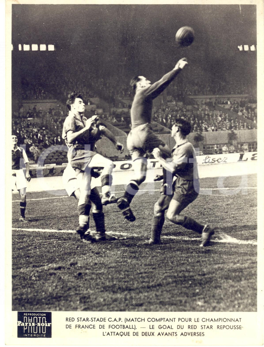 1950 ca FRANCE FOOTBALL Red Star-Stade C.A.P. - Attaque repoussé - Photo 15x20  Fotografia d'epoca, dell'agenzia Paris-Soir.CONDIZIONI: FAIR (macchie)FORMATO: 15x20 cm     originale e autentica 1