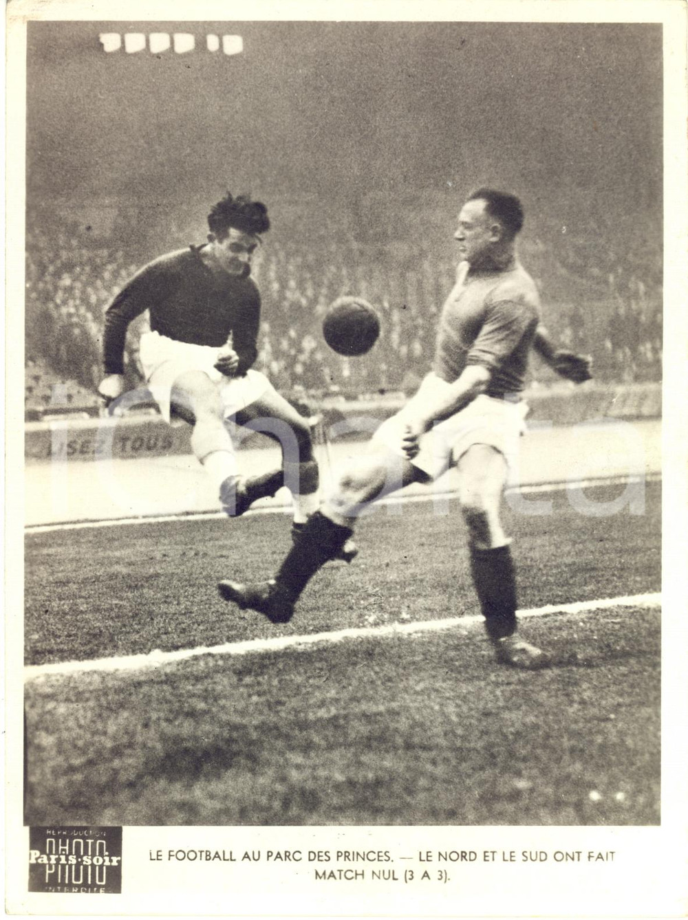 1950 ca FOOTBALL PARIS Parc des Princes - Nord et Sud font match nul 3-3 - Photo  Fotografia d'epoca, dell'agenzia Paris-Soir.CONDIZIONI: G (ma lievi smussature marginali)FORMATO: 15x20 cm     originale e autentica 1