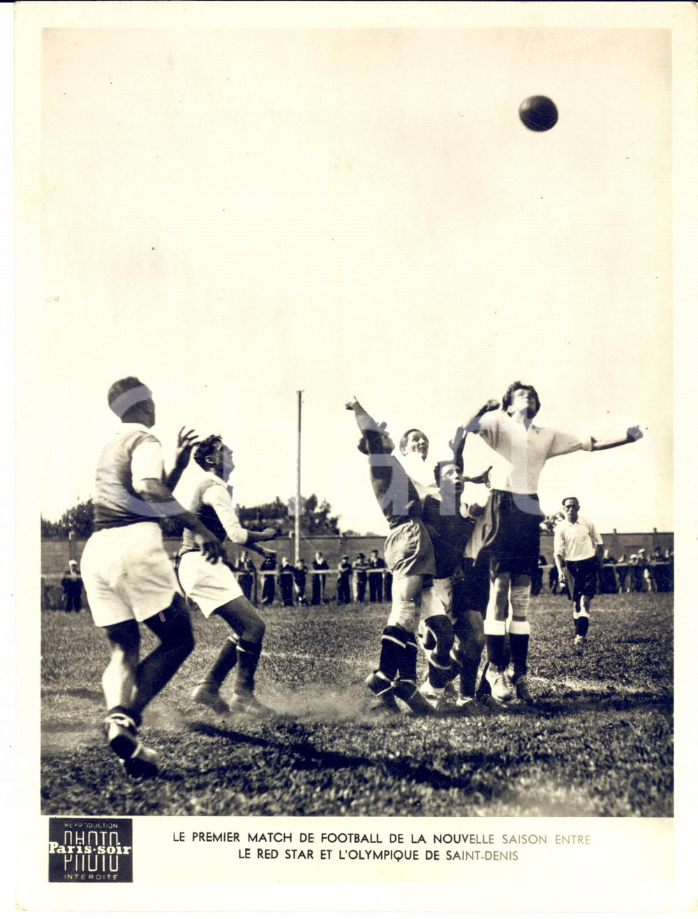 1950 ca FOOTBALL FRANCE Red Star vs Olympique Saint-Denis - Photo 15x20 cm  Fotografia d'epoca, dell'agenzia Paris-Soir.CONDIZIONI: FAIR (lievi piegature marginali)FORMATO: 15x20 cm     originale e autentica 1