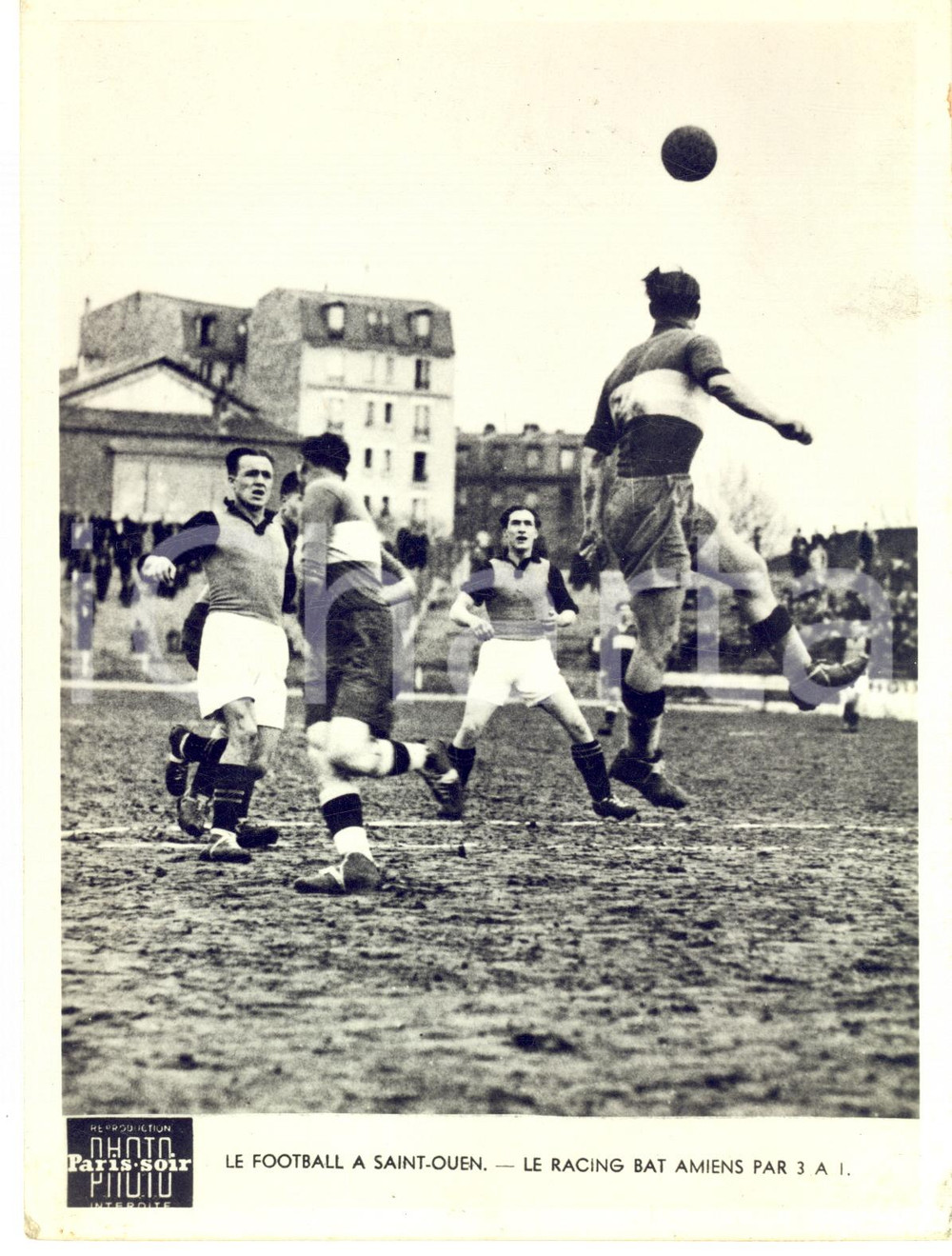 1950 ca SAINT-OUEN (FRANCE) FOOTBALL Le Racing bat Amiens 3-1 - Photo 15x20 cm  Fotografia d'epoca, dell'agenzia Paris-Soir.CONDIZIONI: FAIR (lievi macchie)FORMATO: 15x20 cm     originale e autentica 1