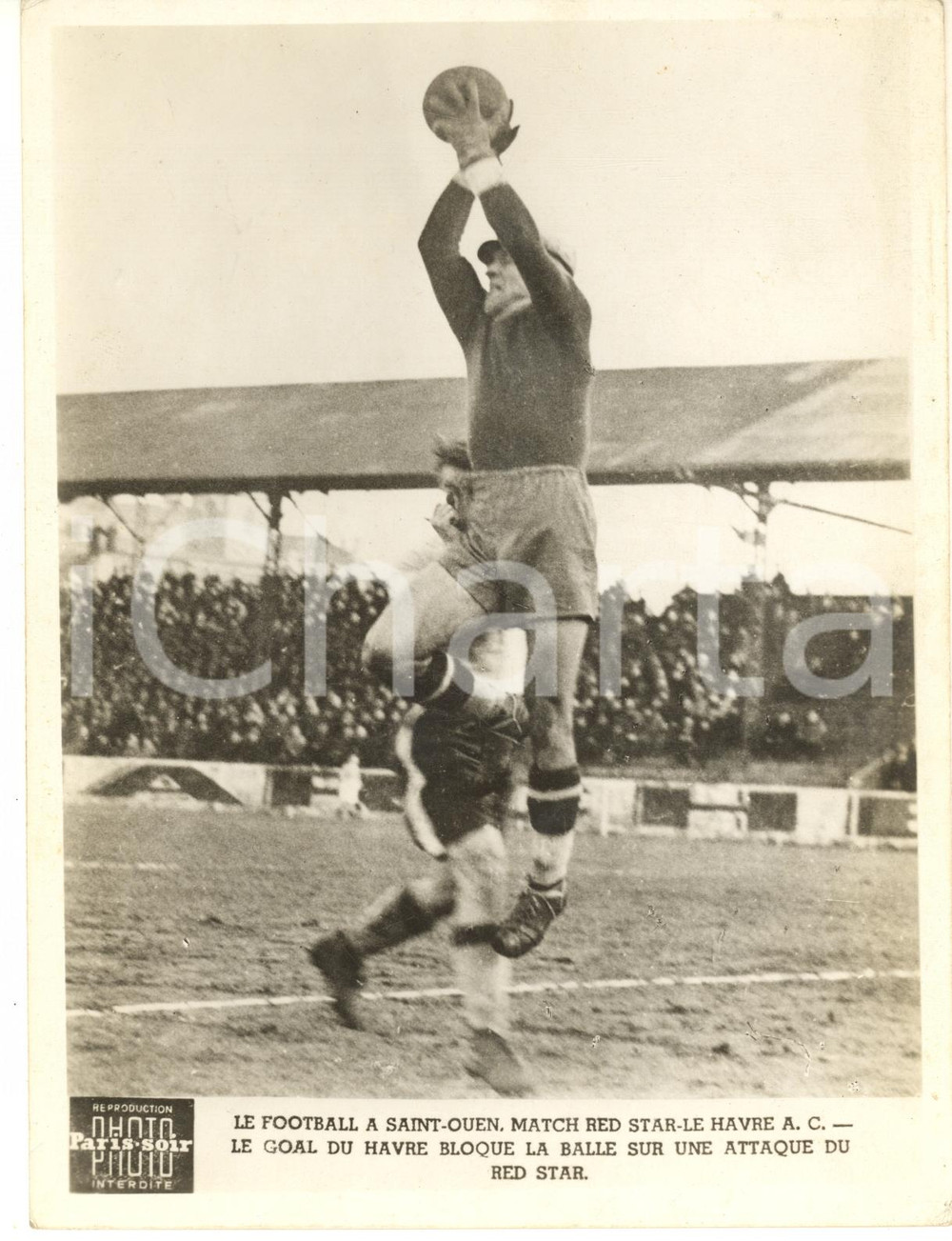 1950 SAINT-OUEN FOOTBALL Red Star vs Le Havre - Le goal du Havre bloque la balle  Fotografia d'epoca, dell'agenzia Paris-Soir.CONDIZIONI: G (ma lievi macchie in trasparenza e lievi impressioni)FORMATO: 15x20 cm     originale e autentica 1