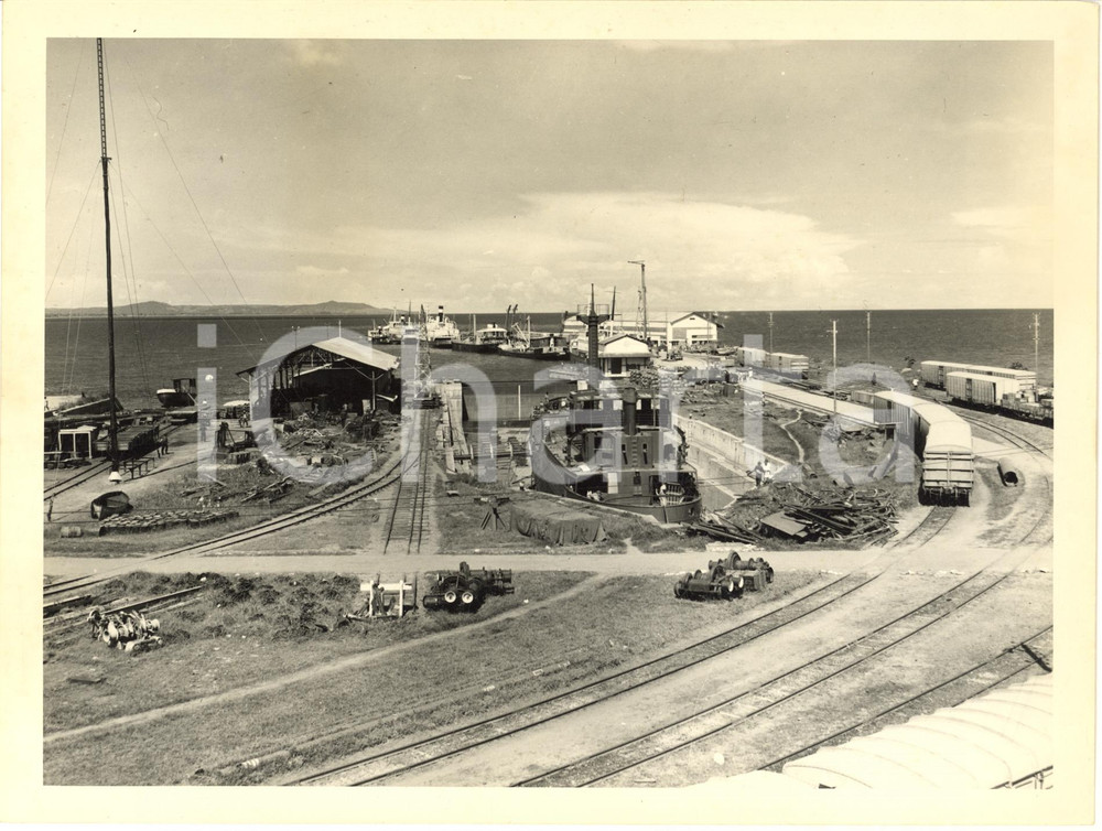 1951 CONGO BELGE Port d' ALBERTVILLE Cale sèche et montage d'une barge - Photo  Fotografia d'epoca, che reca al verso la didascalia originale.FOTOGRAFO: C. Lamote - CongopresseCONDIZIONI: G (ma minimi difetti di stampa e graffi superficiali)FORMATO: 24x18 cm     originale e autentica 1