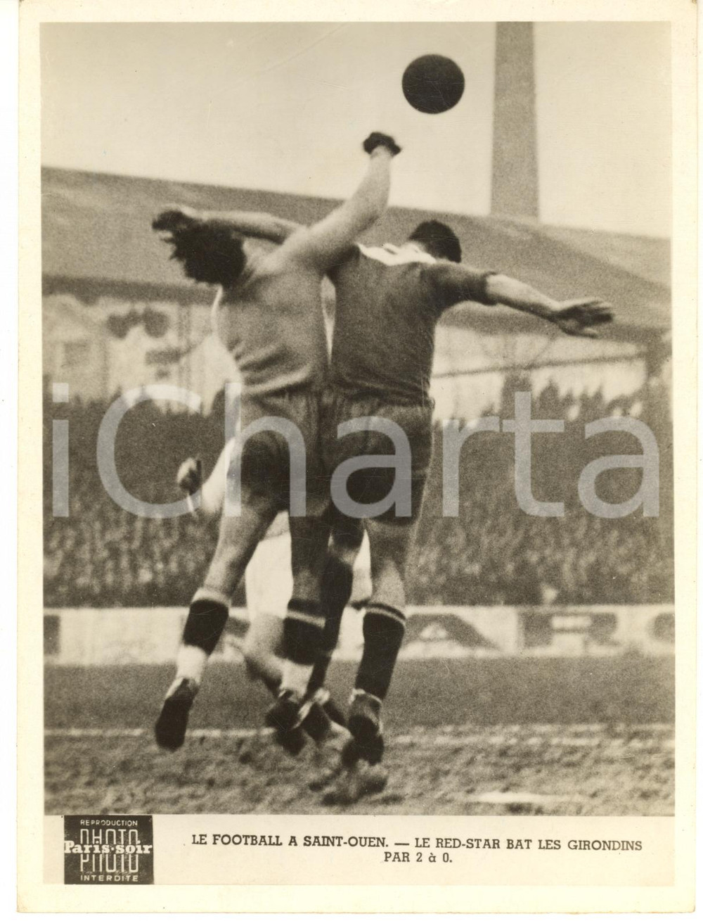 1950 ca SAINT-OUEN (FRANCE) FOOTBALL Le Red Star bats les Girondins 2-0 *Photo  Fotografia d'epoca, dell'agenzia Paris-Soir.CONDIZIONI: G (ma lieve sbrecciatura al margine superiore)FORMATO: 15x20 cm     originale e autentica 1