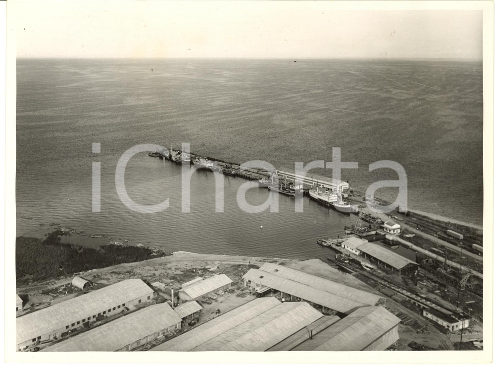 1951 CONGO BELGE ALBERTVILLE Vue aérienne du port et des ateliers - Photo 24x18  Fotografia d'epoca, che reca al verso la didascalia originale.FOTOGRAFO: C. Lamote - CongopresseCONDIZIONI: G (ma minime piegature angolari e impressioni superficiali)FORMATO: 24x18 cm     originale e autentica 1