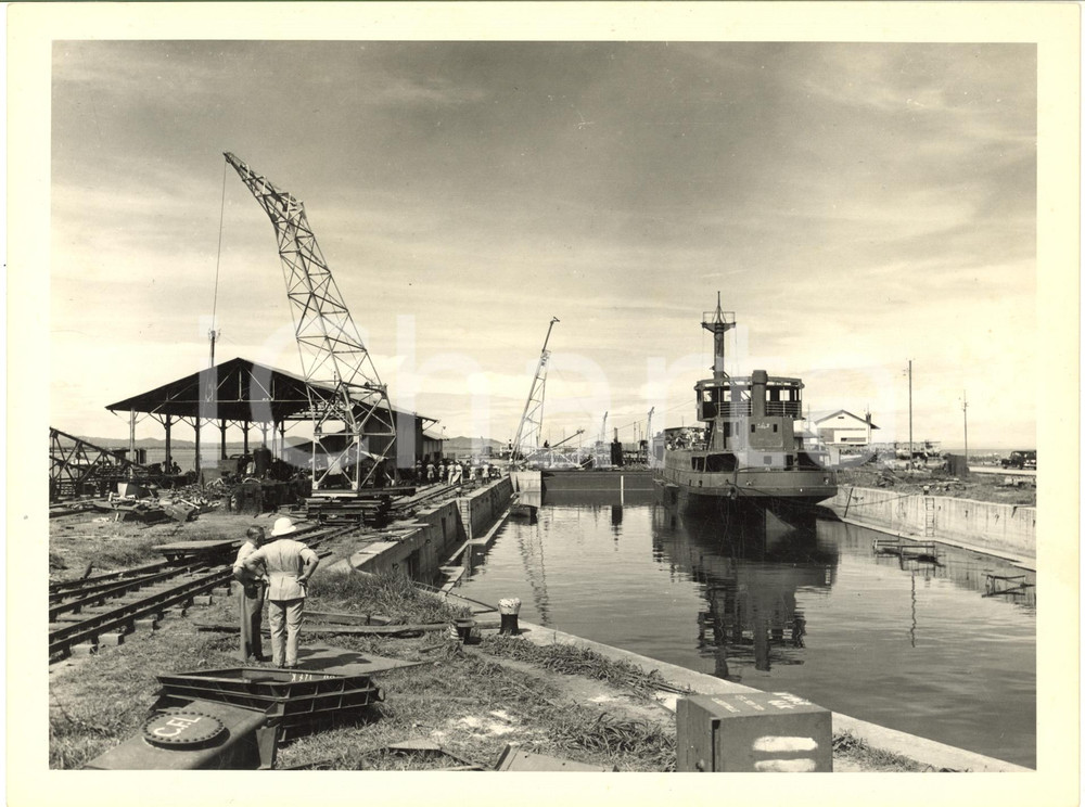 1951 CONGO BELGE Port d'ALBERTVILLE Montage de la barge MARUNGU - Photo 24x18  Fotografia d'epoca, che reca al verso la didascalia originale.FOTOGRAFO: C. Lamote - CongopresseCONDIZIONI: G (minimi difetti di stampa)FORMATO: 24x18 cm     originale e autentica 1