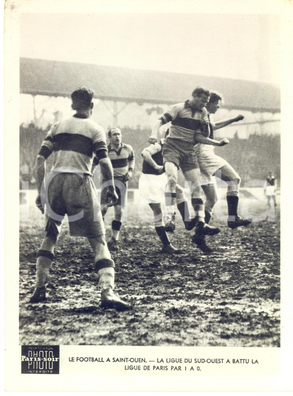 1950 ca SAINT-OUEN (F) FOOTBALL  Ligue du Sud-Ouest bat Ligue de Paris 1-0  Fotografia d'epoca, dell'agenzia Paris-Soir.CONDIZIONI: G (ma minima sbrecciatura angolare)FORMATO: 15x20 cm     originale e autentica 1