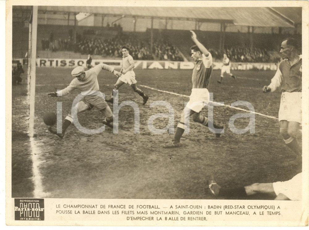 1950 ca SAINT-OUEN FOOTBALL Red Star - Red Star Olympique - MONTMARIN vs BADIN  Fotografia d'epoca, dell'agenzia Paris-Soir.CONDIZIONI: FAIR (lievi piegature)FORMATO: 20x15 cm     originale e autentica 1