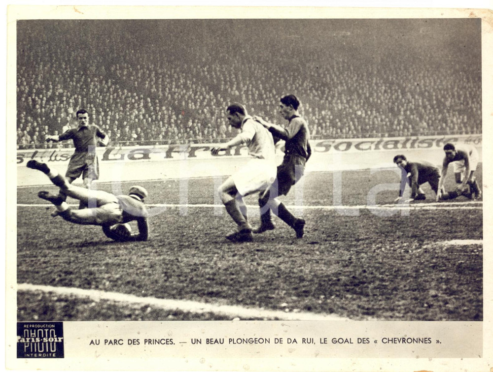 1950 ca FOOTBALL PARIS Parc des Princes - Plongeon de Julien DA RUI - Photo  Fotografia d'epoca, dell'agenzia Paris-Soir.CONDIZIONI: FAIR (piegature angolari e macchie)FORMATO: 20x15 cm     originale e autentica 1