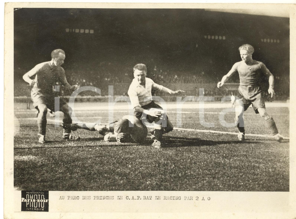 1950 ca FOOTBALL PARIS Parc des Princes - C.A.P. bat Racing 2-0 - Photo 20x15 cm  Fotografia d'epoca, dell'agenzia Paris-Soir.CONDIZIONI: FAIR (piegature angolari e difetti di stampa)FORMATO: 20x15 cm     originale e autentica 1