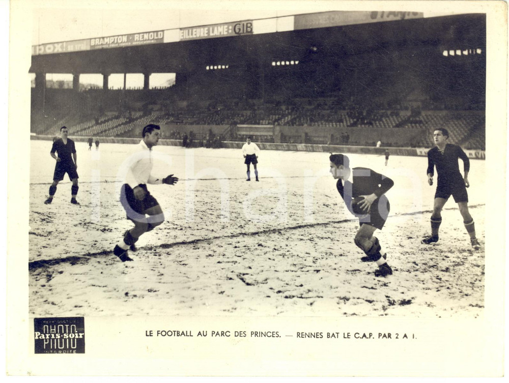 1950 ca FOOTBALL PARIS Parc des Princes - Rennes bat le C.A.P. 2-1 - Photo 20x15 cm  Fotografia d'epoca, dell'agenzia Paris-Soir.CONDIZIONI: G (minime macchie)FORMATO: 20x15 cm     originale e autentica 1