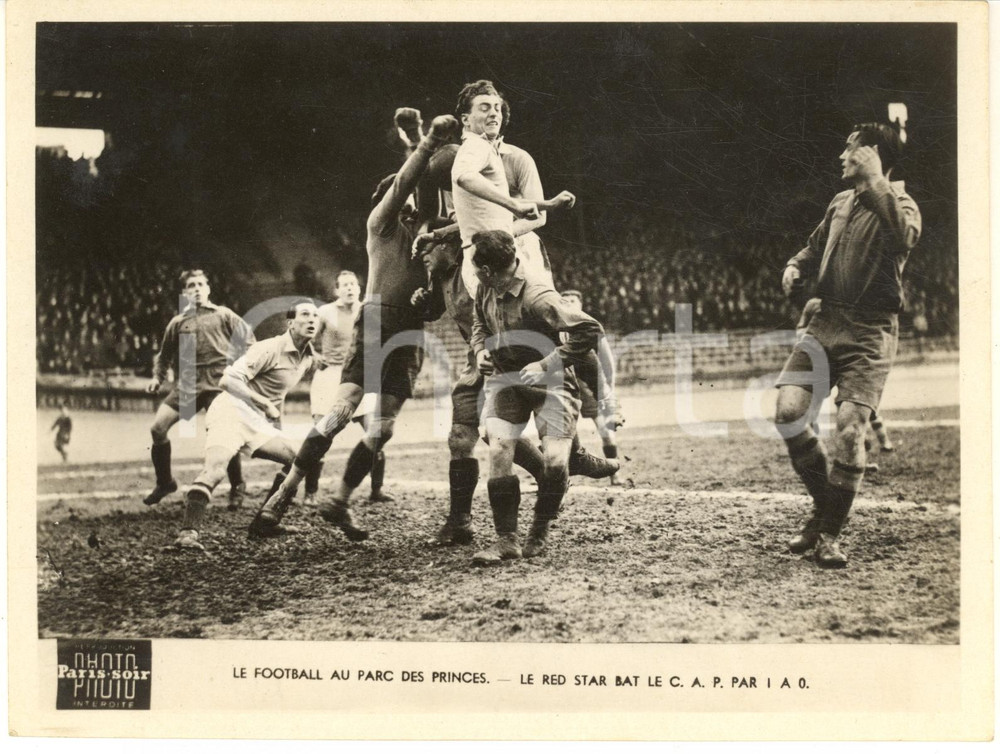 1950 ca FOOTBALL PARIS Parc des Princes - Red Star vs C.A.P. 1-0 - Photo 20x15 cm  Fotografia d'epoca, dell'agenzia Paris-Soir.CONDIZIONI: GFORMATO: 20x15 cm     originale e autentica 1