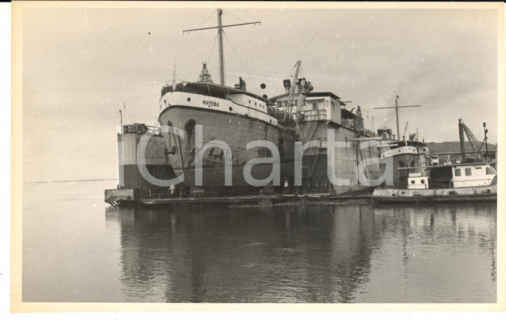 1970 BOMA (CONGO) Drague MATEBA au carénage dans le dock flottant - Photo 18x11  Fotografia originale, con didascalia manoscritta al verso.CONDIZIONI: FAIR (difetti di stampa)FORMATO: 18x11 cm     originale e autentica 1