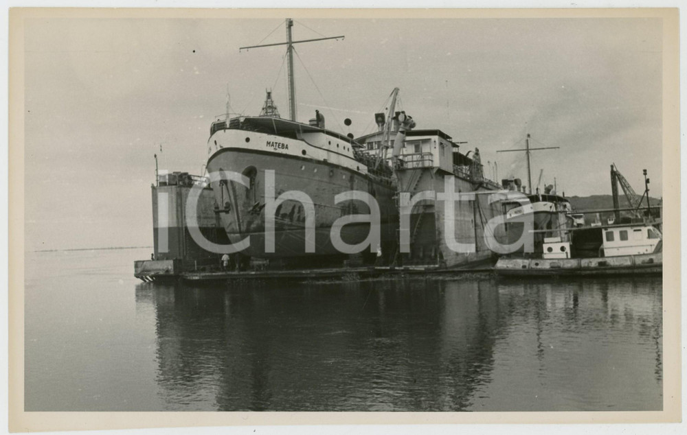 1970 BOMA CONGO Drague MATEBA au carénage dans le dock flottant (2) Photo 18x11  Fotografia originale, con didascalia manoscritta al verso.CONDIZIONI: FAIR (difetti di stampa)FORMATO: 18x11 cm     originale e autentica 1