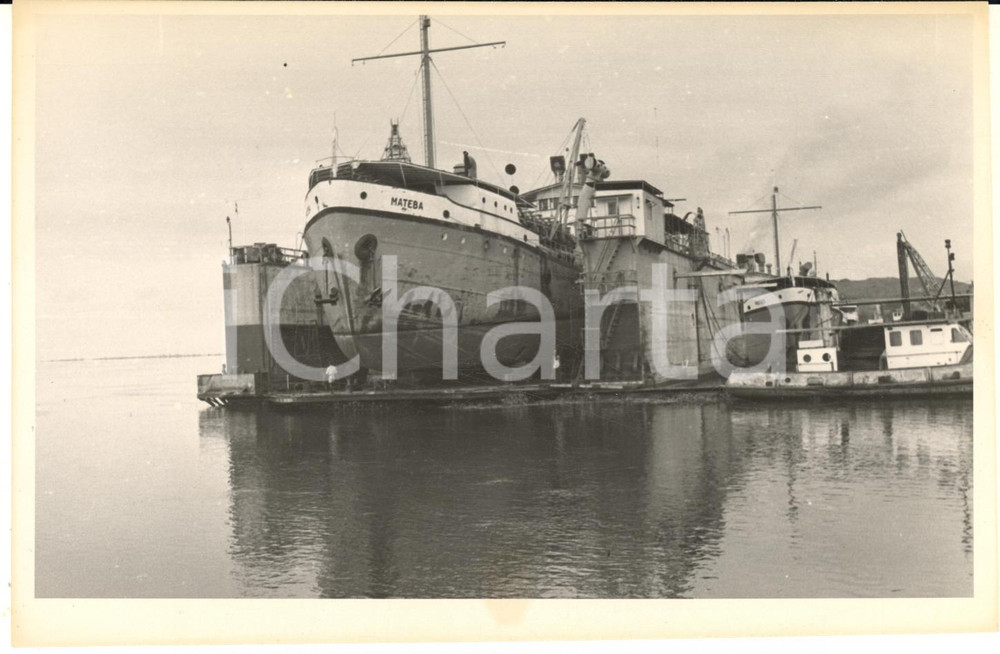 1970 BOMA CONGO Drague MATEBA au carénage dans le dock flottant (3) Photo 18x11  Fotografia originale, con didascalia manoscritta al verso.CONDIZIONI: FAIR (difetti di stampa)FORMATO: 18x11 cm     originale e autentica 1