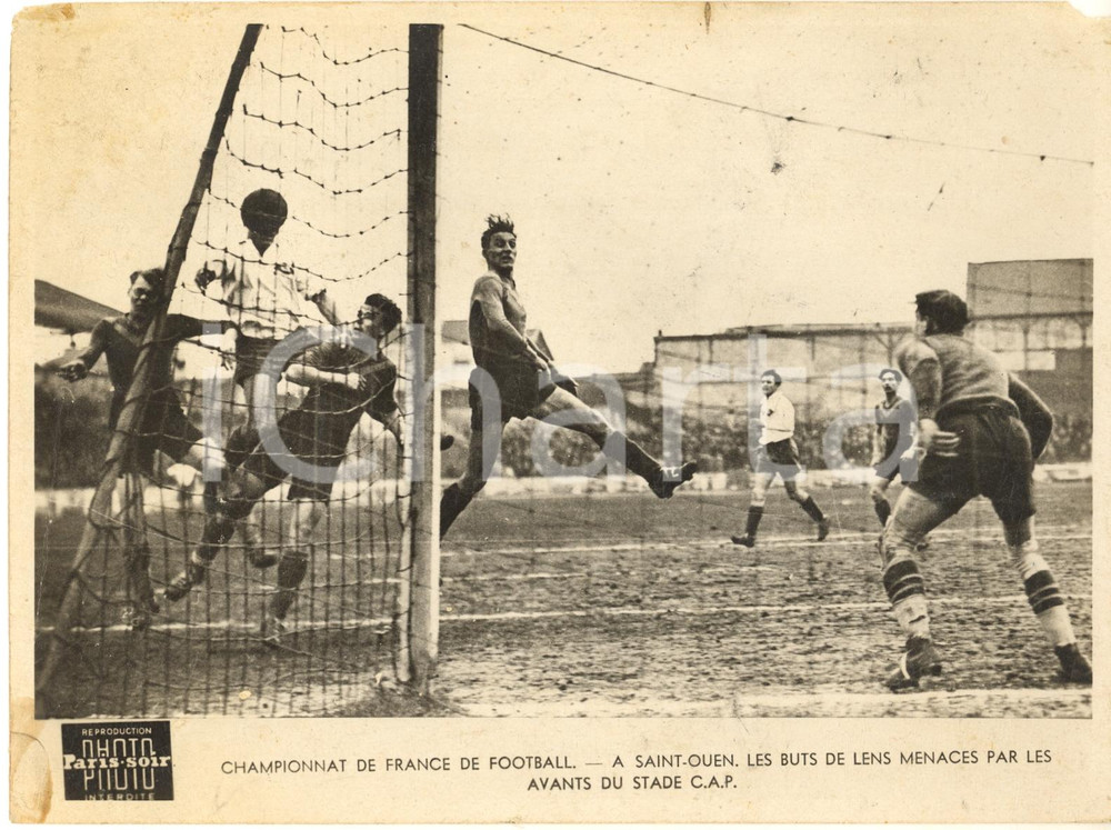 1950 ca SAINT-OUEN (FRANCE) FOOTBALL Le buts de Lens menacès par le Stade C.A.P.  Fotografia d'epoca, dell'agenzia Paris-Soir.CONDIZIONI: POOR (macchie, sbrecciature e piccola mancanza angolare)FORMATO: 20x15 cm     originale e autentica 1