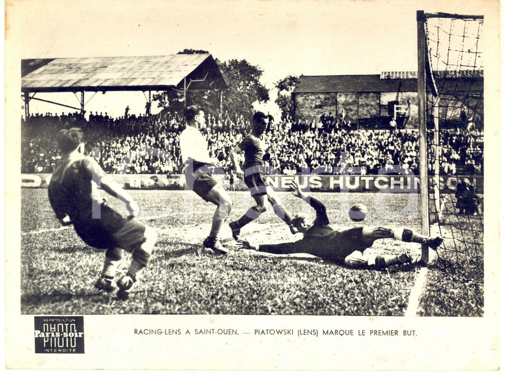 1950 ca SAINT-OUEN FOOTBALL Racing-Lens - Wadeck PIATKOWSKI marque premier but  Fotografia d'epoca, dell'agenzia Paris-Soir.CONDIZIONI: POOR (ingiallimenti e macchie marginali)FORMATO: 20x15 cm     originale e autentica 1