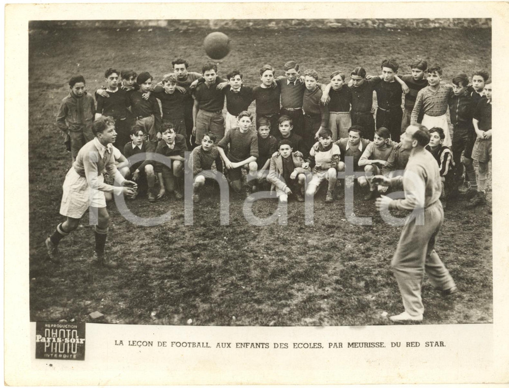 1950 ca SAINT-OUEN FOOTBALL Leçon aux enfants par Meurisse du RED STAR - Photo  Fotografia d'epoca, dell'agenzia Paris-Soir.CONDIZIONI: G (piegature angolari)FORMATO: 20x15 cm     originale e autentica 1