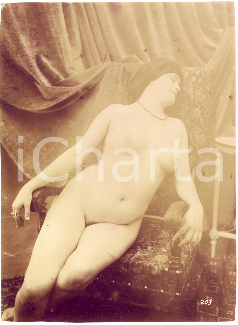 1910 ca VINTAGE EROTIC Full nude woman sleeping on a sofa - Photo 17x23 cm  Fotografia originale d'epoca, con timbro al verso "L'Etude Acad&eacute;mique" (rivista artistica illustrata pubblicata all'inizio del XX secolo).CONDIZIONI: POOR (macchie di inchiostro, margini rifilati, difetti di stampa) FORMATO: 17x23 cm    originale e autentica 1