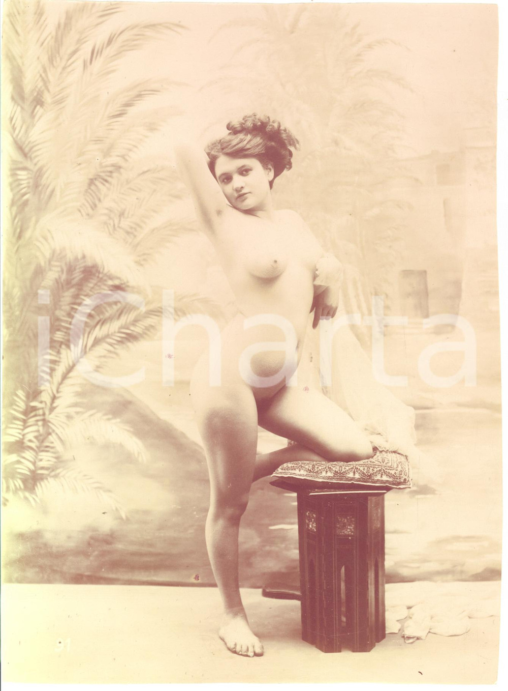 1910 ca VINTAGE EROTIC Full nude woman leaning on a pedestal - Photo 17x23 cm  Fotografia originale d'epoca, con timbro al verso "L'Etude Acad&eacute;mique" (rivista artistica illustrata pubblicata all'inizio del XX secolo).CONDIZIONI: FAIR (piccole macchie di inchiostro, margini rifilati, difetti di stampa) FORMATO: 17x23 cm    originale e autentica 1