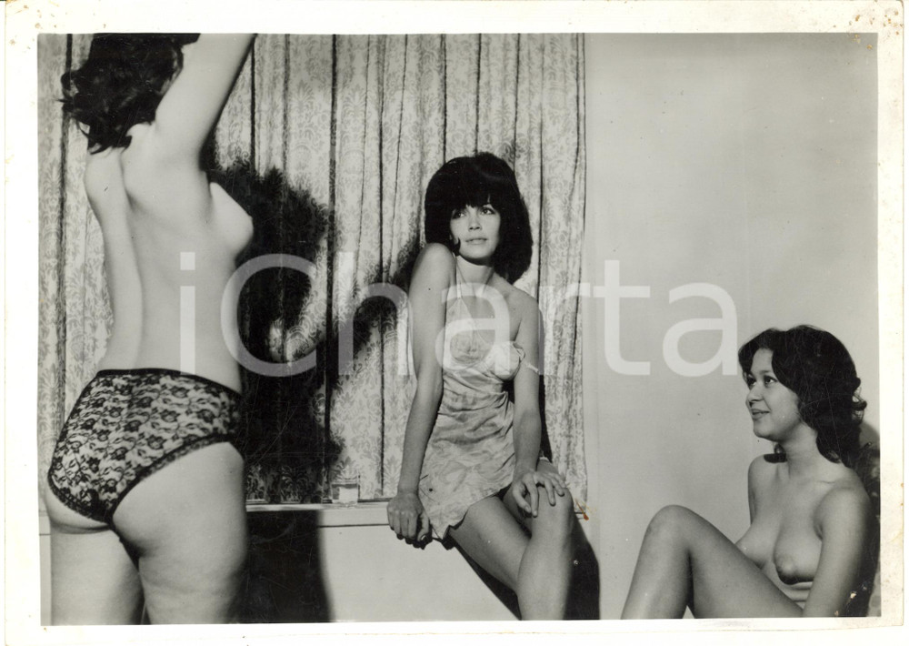 1970 ca EROTIC CINEMA FRANCE Film "Nuits délirantes" - Three women *Photo 25x18  Fotografia di scena originale, che reca al verso la didascalia manoscritta con il titolo del film.CONDIZIONI: POOR (graffi superficiali, numerosi fori angolari e piccole piegature con macchie agli angoli)FORMATO: 25x18 cm    originale e autentica 1