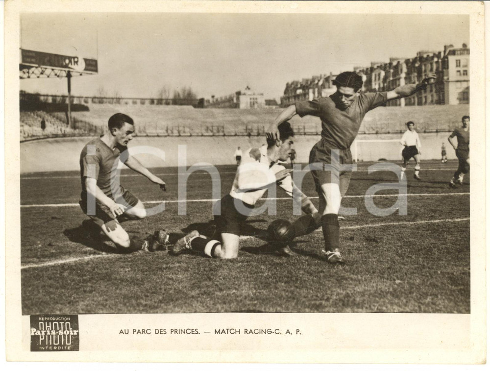 1950 ca FOOTBALL PARIS Parc des Princes - Match Racing- C.A.P. - Photo 20x15 cm  Fotografia d'epoca, dell'agenzia Paris-Soir.CONDIZIONI: GFORMATO: 20x15 cm     originale e autentica 1