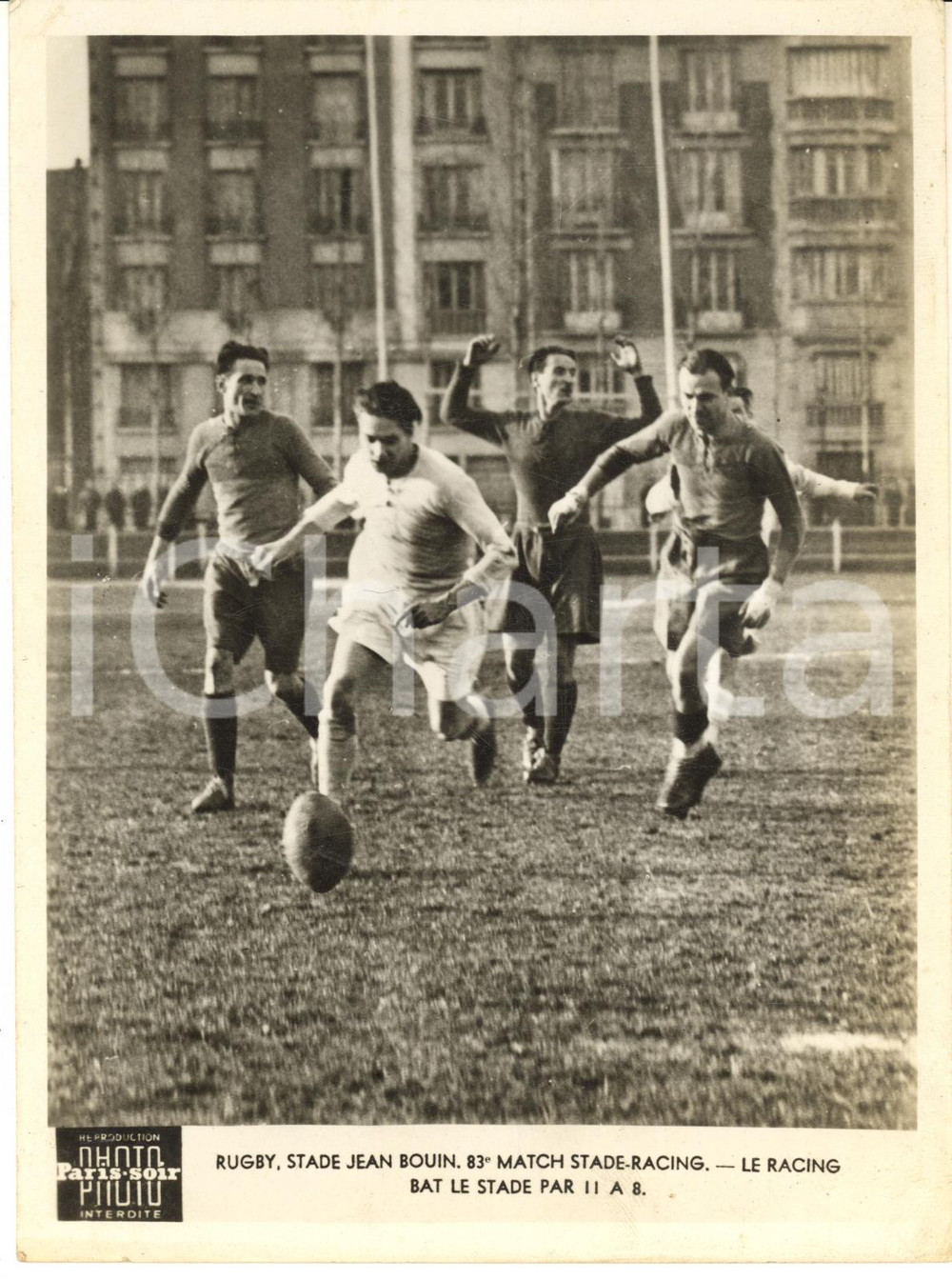 1945 ca RUGBY PARIS Stade Jean-Bouin - Stade-Racing 8-11 - Photo 15x20  Fotografia d'epoca, dell'agenzia Paris-Soir.CONDIZIONI: G (lievi piegature angolari)FORMATO: 15x20 cm     originale e autentica 1