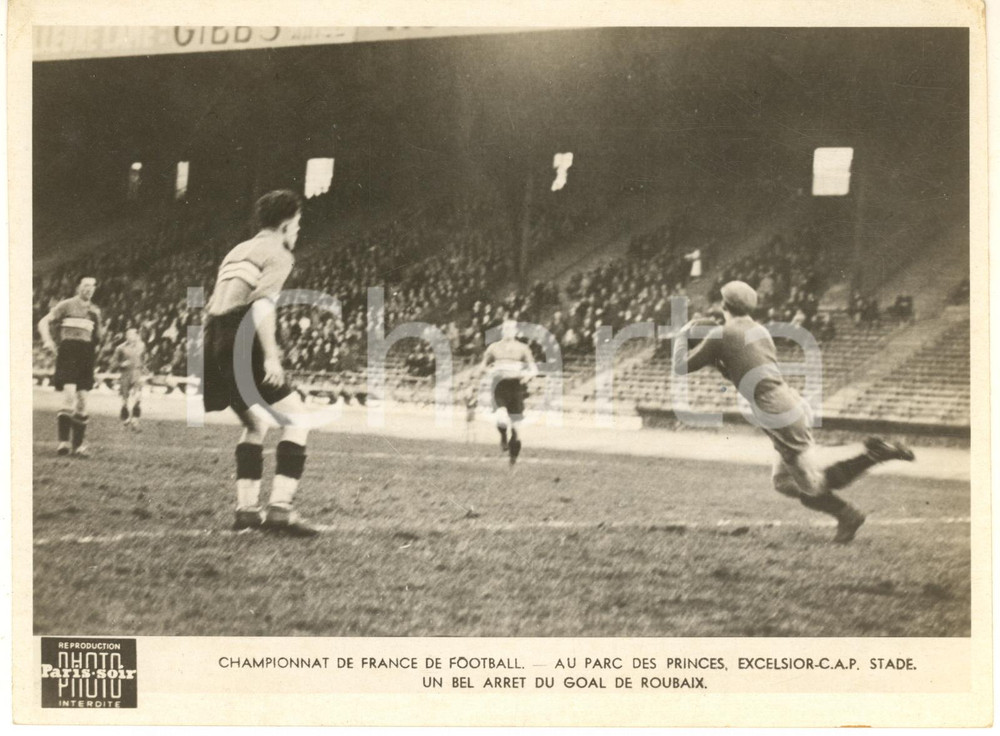 1950 ca FOOTBALL PARIS Parc des Princes - Excelsior vs C.A.P. 1-0 - Arrêt *Photo  Fotografia d'epoca, dell'agenzia Paris-Soir.CONDIZIONI: GFORMATO: 20x15 cm     originale e autentica 1