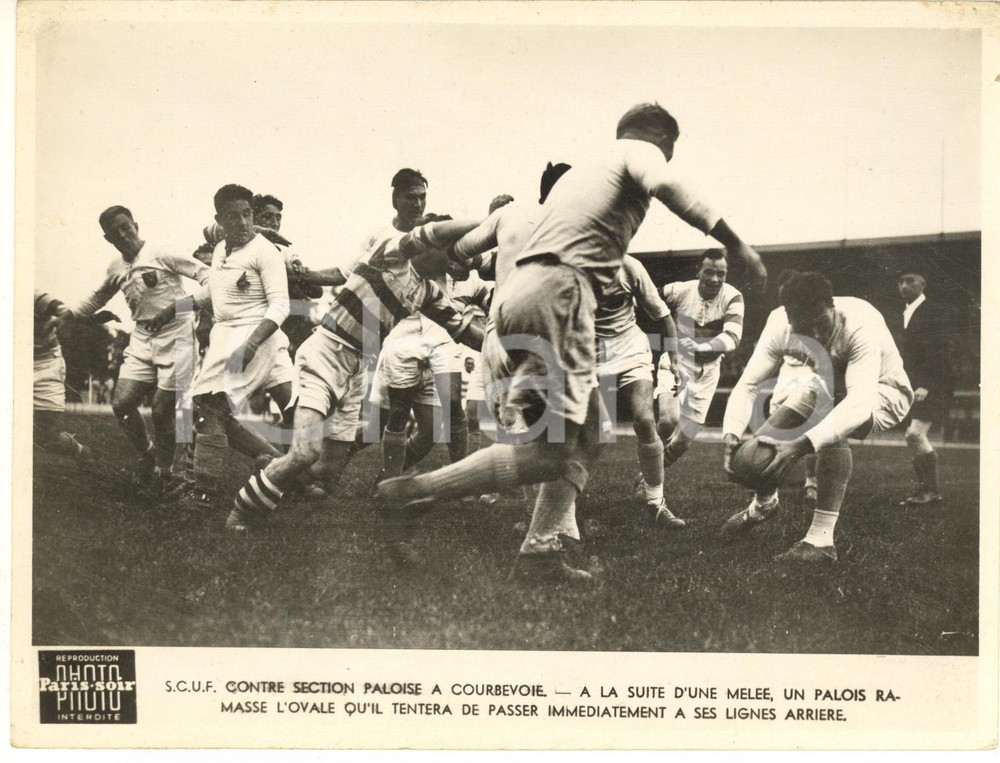 1945 ca RUGBY COURBEVOIE S.C.U.F. contre Section Paloise - Photo 20x15 cm  Fotografia d'epoca, dell'agenzia Paris-Soir.CONDIZIONI: FAIR (piccola sbrecciatura al lato destro, con lievi macchie)FORMATO: 20x15 cm     originale e autentica 1