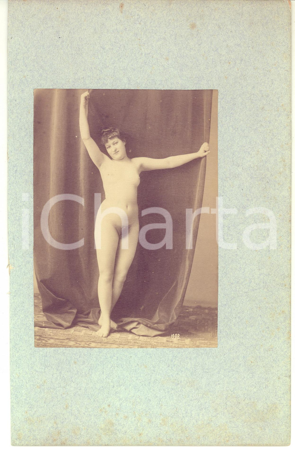 1910 ca VINTAGE EROTIC Full nude woman posing with a curtain - RARE Photo 15x24  Fotografia originale d'epoca, montata su cartoncino rigido.CONDIZIONI: FAIR (buone condizioni della fotografia, ma fioriture al cartoncino e margine sinistro rifilato, con piccoli tagli)FORMATO: 15x24 cm (cartoncino); 10x14 cm (fotografia)    originale e autentica 1