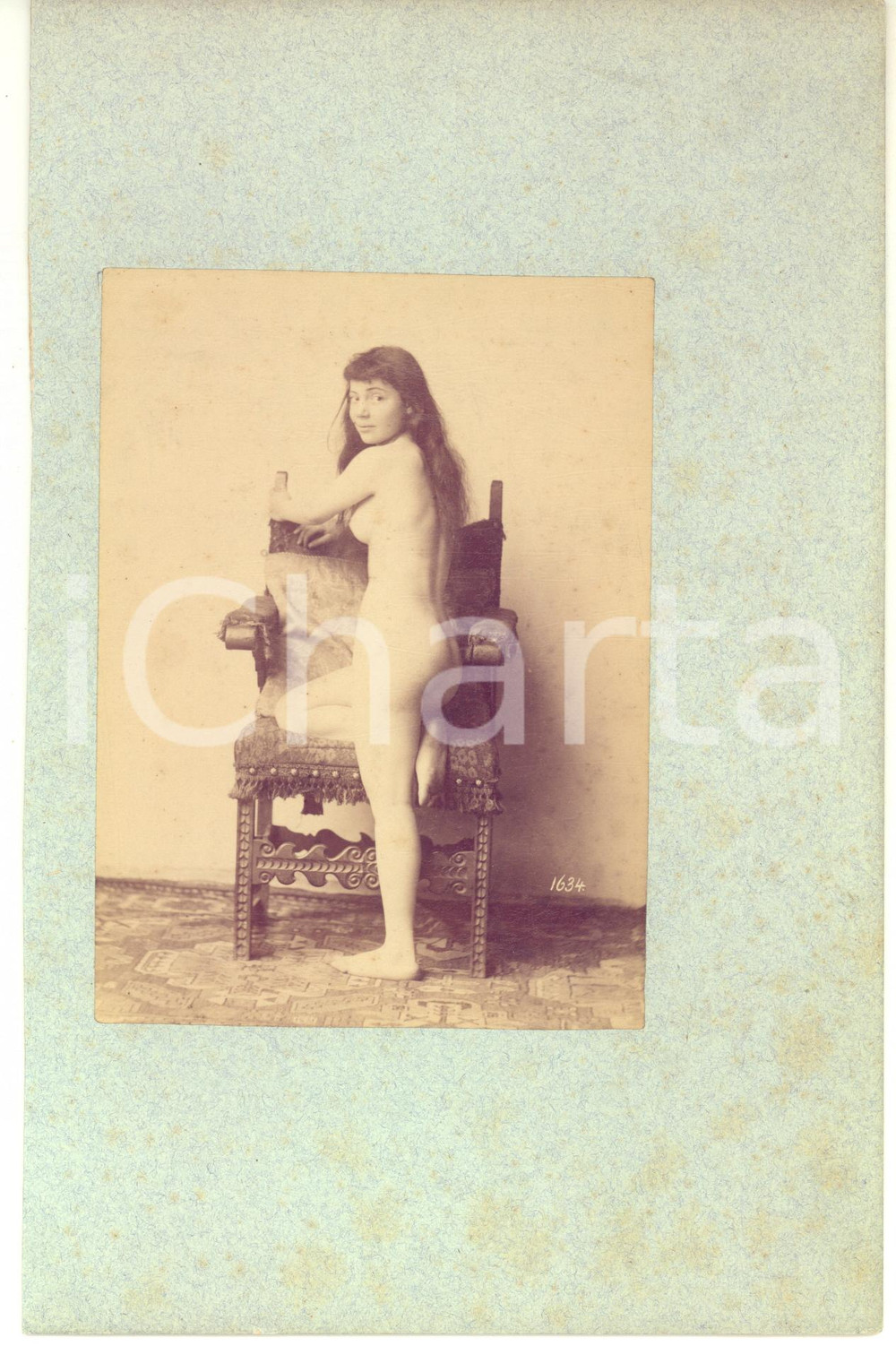 1910 ca VINTAGE EROTIC Nude woman with a chair - Long hair - RARE Photo 15x24  Fotografia originale d'epoca, montata su cartoncino rigido.CONDIZIONI: FAIR (buone condizioni della fotografia, ma fioriture al cartoncino e margine sinistro lievemente rifilato)FORMATO: 15x24 cm (cartoncino); 10x14 cm (fotografia)    originale e autentica 1