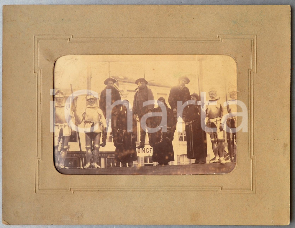1910 ca BEAUMONT (FRANCE) Rievocazione storica - Falsa impiccagione *Foto RARA  Rarissima fotografia originale d'epoca, montata su cartoncino rigido.CONDIZIONI: G (minima sbrecciatura del cartoncino)FORMATO: 31x24 cm    originale e autentica 1