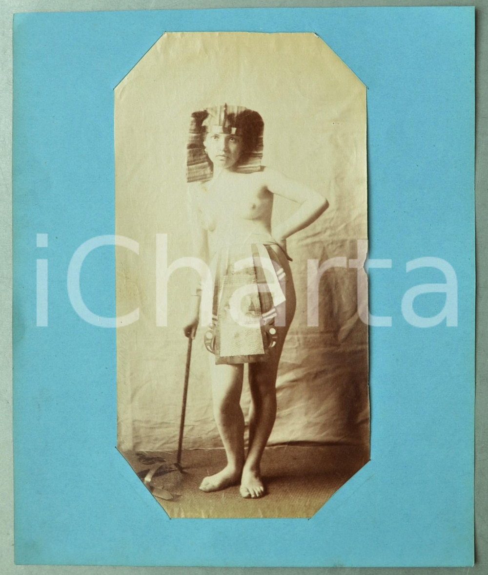 1910 ca VINTAGE EROTIC Half-naked woman in Egyptian costume - RARE albumen photo  Rara fotografia originale d'epoca, su carta all'albumina, inserita in cartoncino.CONDIZIONI: FAIR (lievi piegature e minima mancanza al lato destro)FORMATO: 27x32 cm (cartoncino); 14x28 cm (fotografia)    originale e autentica 1
