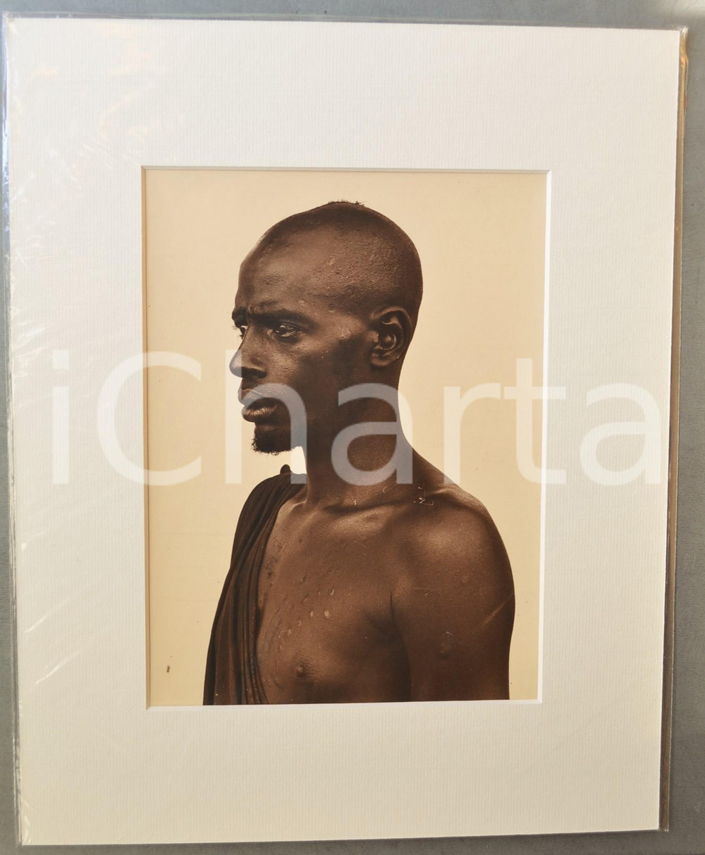 1950 ca AFRICA Ritratto di giovane uomo (2) - Foto Jacques DONCQ 28x35 cm  Fotografia originale d'epoca, incorniciata con passepartout in cartoncino pesante e fissata con adesivo al retro.Velina protettiva.FOTOGRAFO: Jacques DoncqCONDIZIONI: GFORMATO: 18x24 cm (fotografia); 28x35 cm (cartoncino)    originale e autentica 1