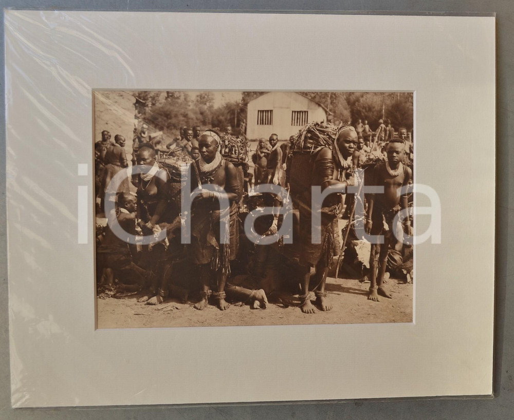 1950 ca AFRICA Indigeni con ceste in un villaggio - Foto Jacques DONCQ 35x28  Fotografia originale d'epoca, incorniciata con passepartout in cartoncino pesante e fissata con adesivo al retro.Velina protettiva.FOTOGRAFO: Jacques DoncqCONDIZIONI: GFORMATO: 24x18 cm (fotografia); 35x28 cm (cartoncino)    originale e autentica 1