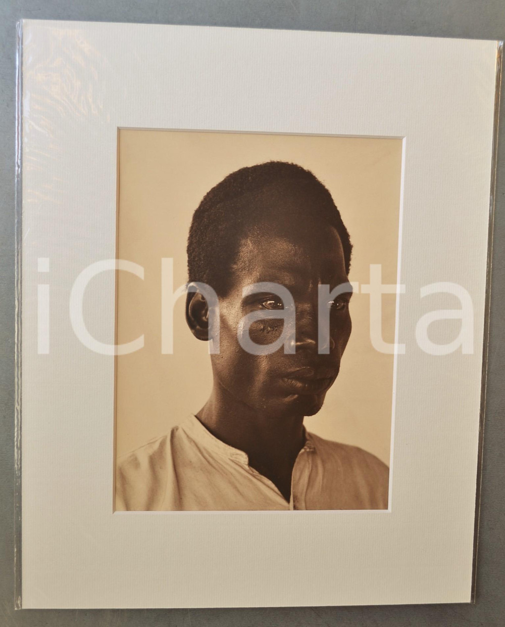 1950 ca AFRICA Ritratto d'uomo - Foto Jacques DONCQ 28x35 cm  Fotografia originale d'epoca, incorniciata con passepartout in cartoncino pesante e fissata con adesivo al retro.Velina protettiva.FOTOGRAFO: Jacques DoncqCONDIZIONI: GFORMATO: 18x24 cm (fotografia); 28x35 cm (cartoncino)    originale e autentica 1