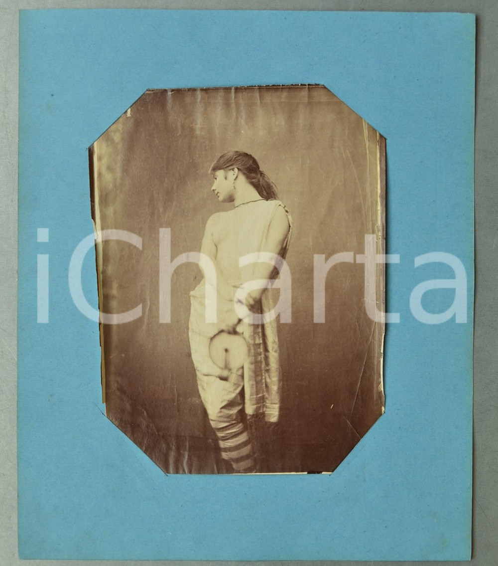 1910 ca VINTAGE EROTIC Half-naked woman in ancient costume - RARE albumen photo  Rara fotografia originale d'epoca, su carta all'albumina, inserita in cartoncino.CONDIZIONI: POOR (piegature e minimi strappi al lato sinistro)FORMATO: 27x32 cm (cartoncino); 17x23 cm (fotografia)    originale e autentica 1