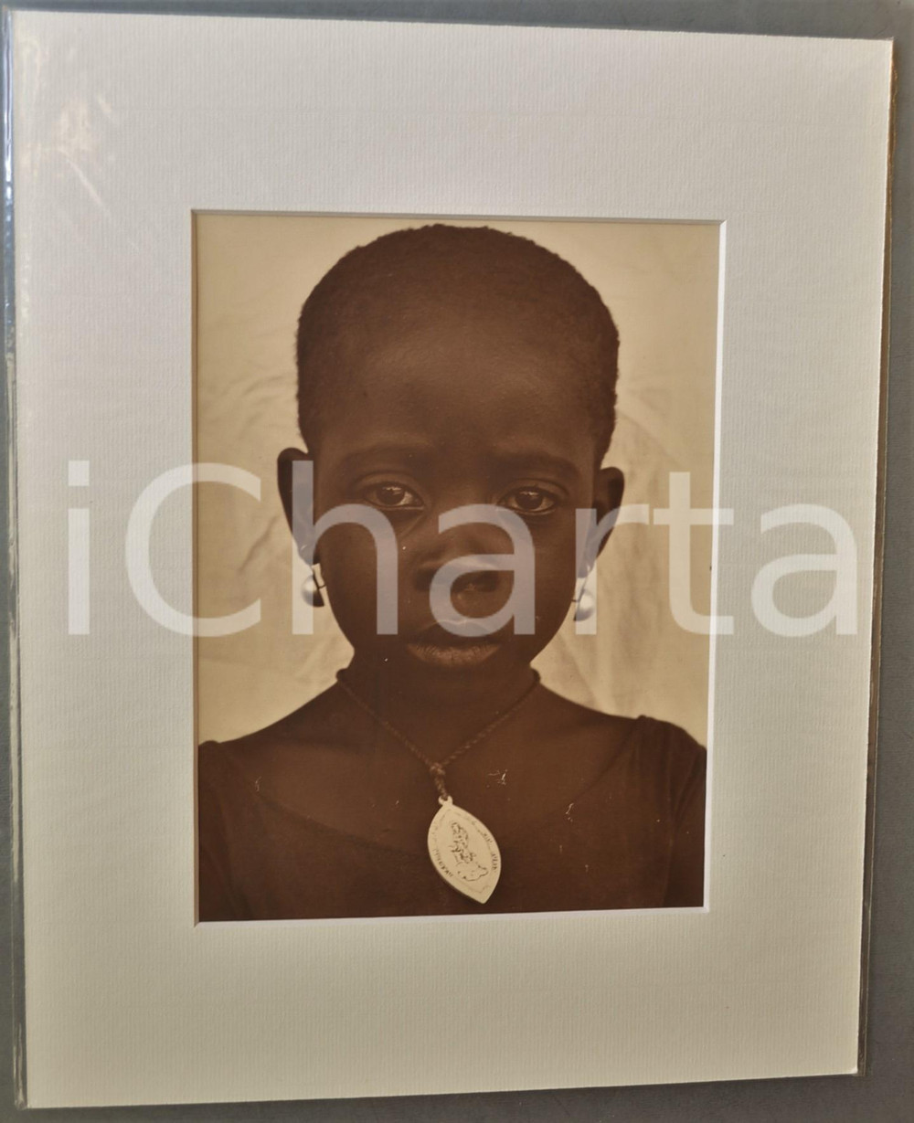 1950 ca AFRICA Ritratto di bambina cristiana - Foto Jacques DONCQ 28x35 cm  Fotografia originale d'epoca, incorniciata con passepartout in cartoncino pesante e fissata con adesivo al retro.Velina protettiva.FOTOGRAFO: Jacques DoncqCONDIZIONI: GFORMATO: 18x24 cm (fotografia); 28x35 cm (cartoncino)    originale e autentica 1