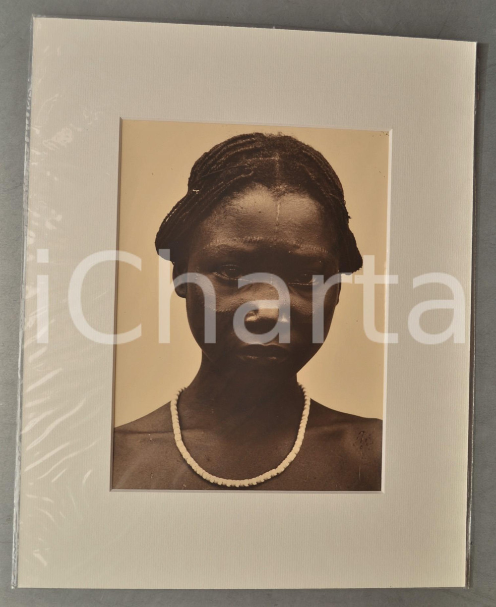 1950 ca AFRICA Ritratto di giovane donna - Scarificazione - Foto J. DONCQ 28x35  Fotografia originale d'epoca, incorniciata con passepartout in cartoncino pesante e fissata con adesivo al retro.Velina protettiva.FOTOGRAFO: Jacques DoncqCONDIZIONI: GFORMATO: 18x24 cm (fotografia); 28x35 cm (cartoncino)    originale e autentica 1