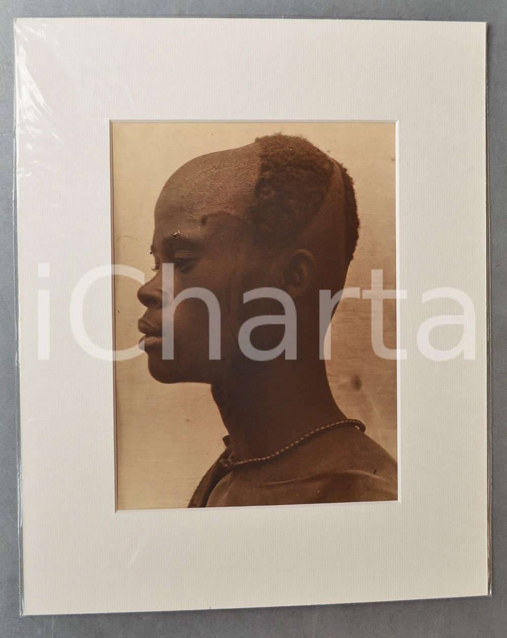 1950 ca AFRICA Ritratto di giovane uomo di profilo - Foto Jacques DONCQ 28x35 cm  Fotografia originale d'epoca, incorniciata con passepartout in cartoncino pesante e fissata con adesivo al retro.Velina protettiva.FOTOGRAFO: Jacques DoncqCONDIZIONI: GFORMATO: 18x24 cm (fotografia); 28x35 cm (cartoncino)    originale e autentica 1