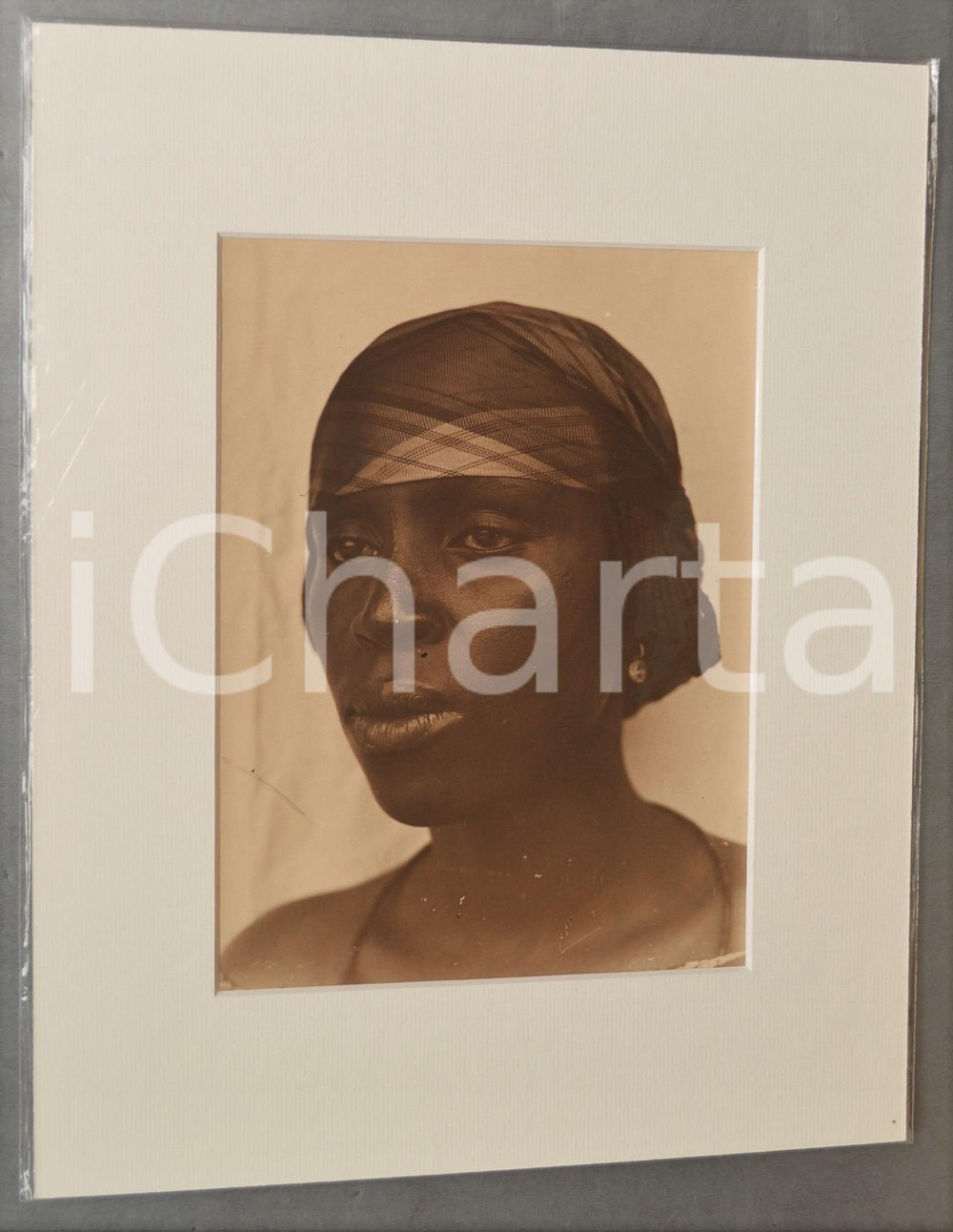 1950 ca AFRICA Ritratto di donna con foulard - Foto Jacques DONCQ 28x35 cm  Fotografia originale d'epoca, incorniciata con passepartout in cartoncino pesante e fissata con adesivo al retro.Velina protettiva.FOTOGRAFO: Jacques DoncqCONDIZIONI: G (lieve macchia al lato sinistro)FORMATO: 18x24 cm (fotografia); 28x35 cm (cartoncino)    originale e autentica 1