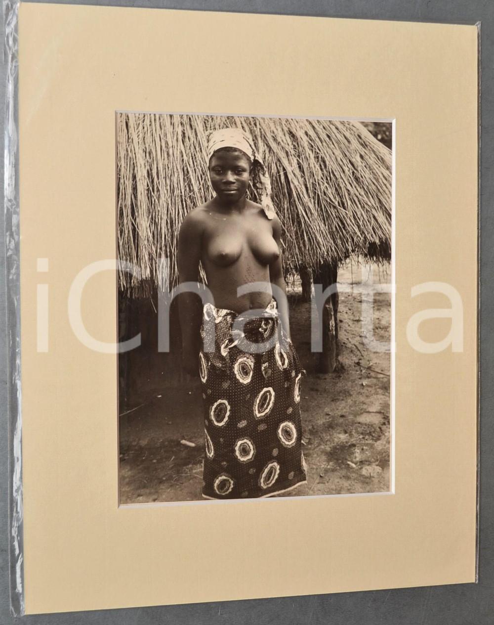 1950 ca AFRICA Ritratto di donna - Scarificazione addome - Foto J. DONCQ 28x35  Fotografia originale d'epoca, incorniciata con passepartout in cartoncino pesante e fissata con adesivo al retro.Velina protettiva.FOTOGRAFO: Jacques DoncqCONDIZIONI: G (lievi difetti di stampa)FORMATO: 18x24 cm (fotografia); 28x35 cm (cartoncino)    originale e autentica 1