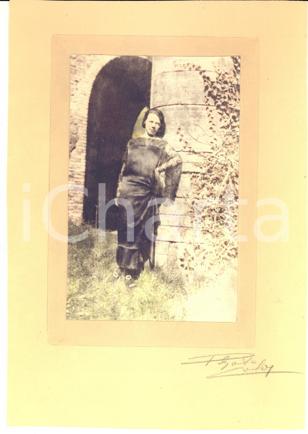 1950 ca Ritratto di donna presso un arco - Foto ARTISTICA colorata 16x23 cm Fotografia d'epoca, montata su cartoncino morbido.FORMATO: 16x23 cmCONDIZIONI: G     originale e autentica 1