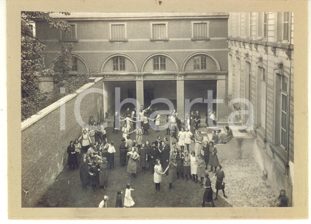 1930 ca BELGIO ? Scuola femminile - Girotondi in cortile - Foto ARTISTICA 18x13 Fotografia artistica, originale d'epoca, montata su cartoncino rigido.FORMATO: 18x13 cmCONDIZIONI: G     originale e autentica 1