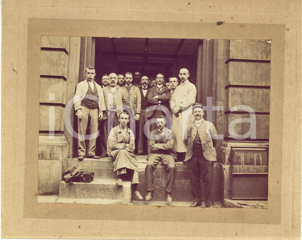 1915 ca BELGIO (?) Ritratto di gruppo con statua - Foto ARTISTICA 16x12 cm Fotografia artistica, originale d'epoca, montata su cartoncino rigido.FORMATO: 16x12 cmCONDIZIONI: G (minime macchie superficiali)    originale e autentica 1