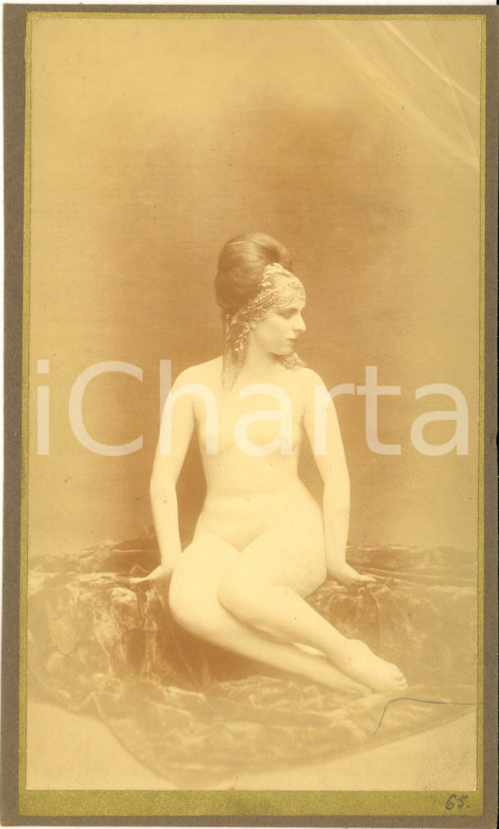 1910 ca VINTAGE EROTIC Nude woman with oriental hairstyle - RARE photo 10x17 cm Rara fotografia d'epoca, montata su cartoncino.FORMATO: 10x17 cmCONDIZIONI: G     originale e autentica 1